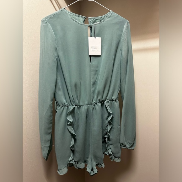 Glamorous Romper with frill shorts - Picture 1 of 2